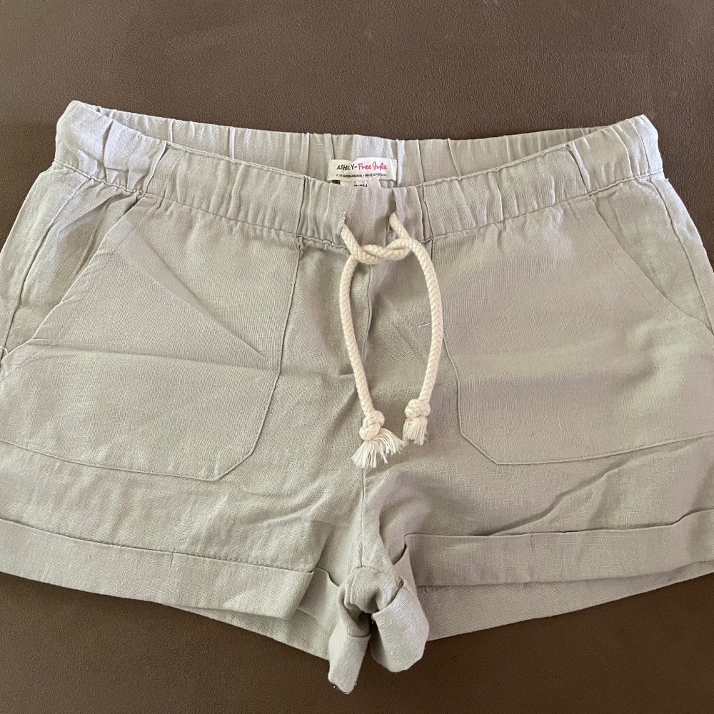 NWOT ashly linen shorts size small